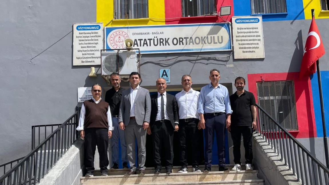 İlçe Milli Eğitim Müdürü Sayın Mehmet Kantar ve Şube Müdürü Sami Aydın okulumuzu ziyaret edip öğretmen ve öğrencilerle bir araya geldiler.